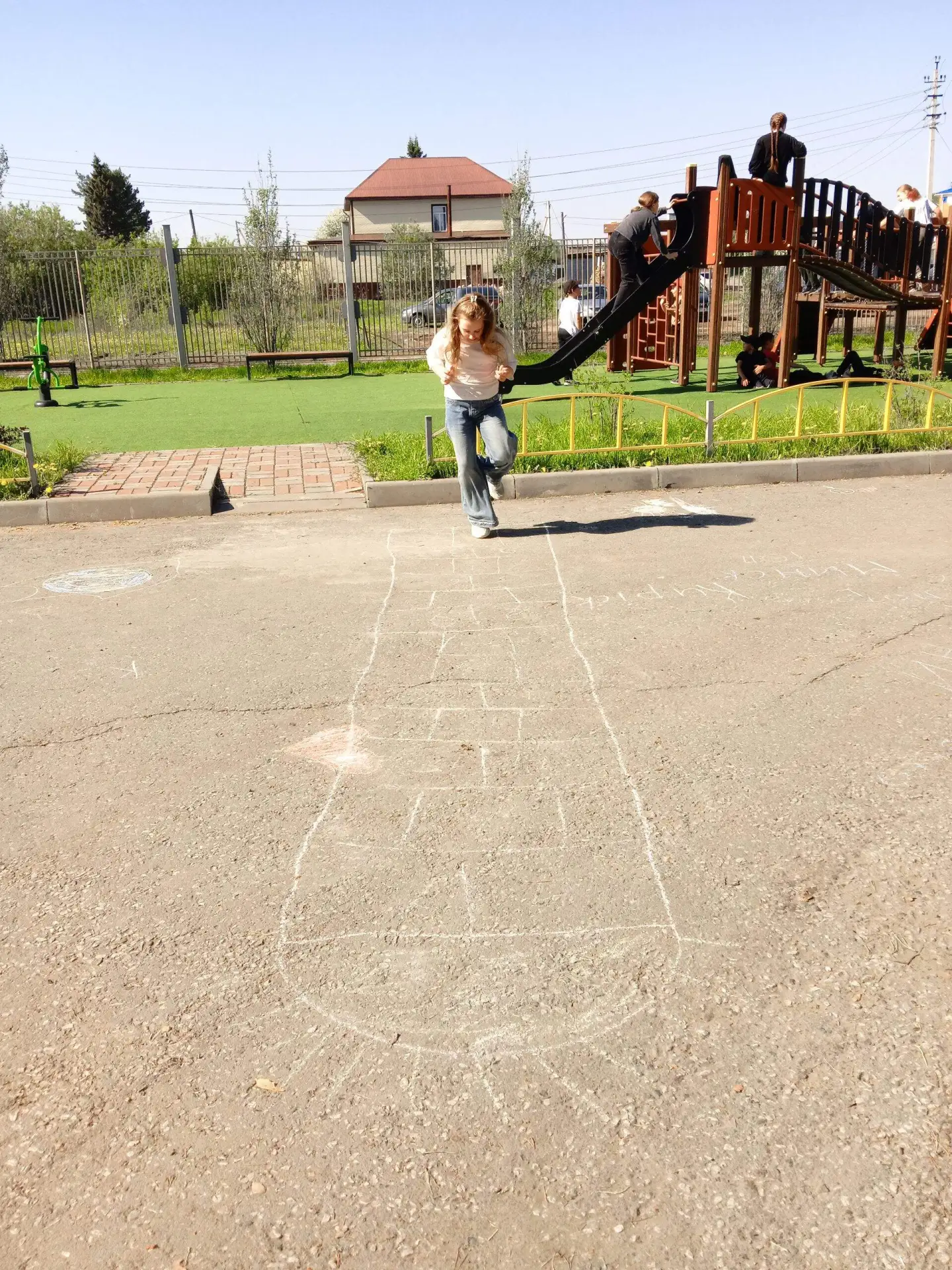 ☀️Конкурс рисунков на асфальте «Счастливое детство!», посвящённый Дню защиты детей👧👦�...