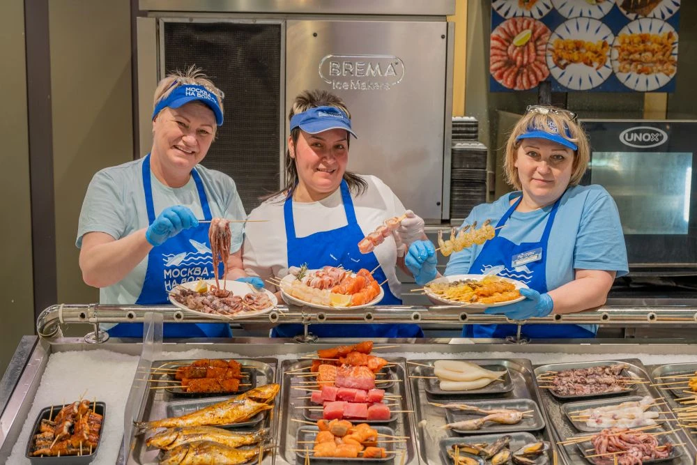 🐟 На рыбных рынках «Москва – на волне» продаются готовые сеты морепродуктов на шпажках. Их также мо