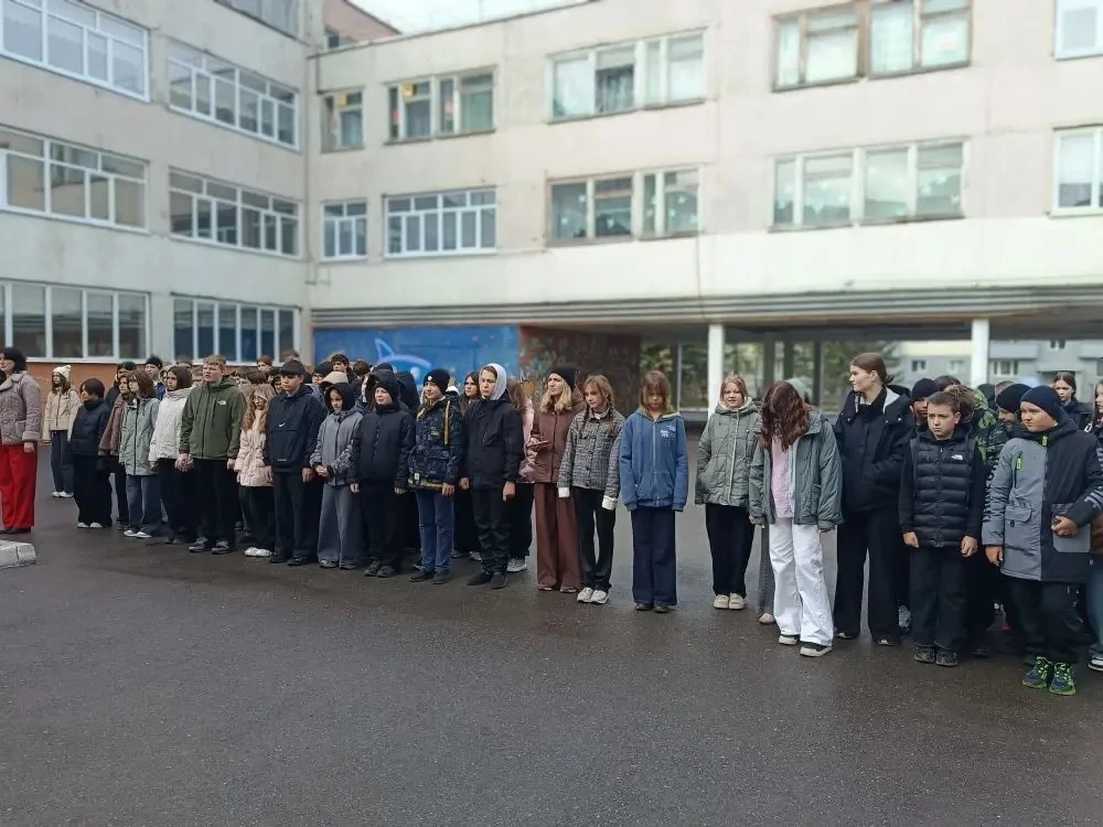 В нашей школе неизменно каждую неделю  осуществляется церемония поднятия Государственного флага Росс