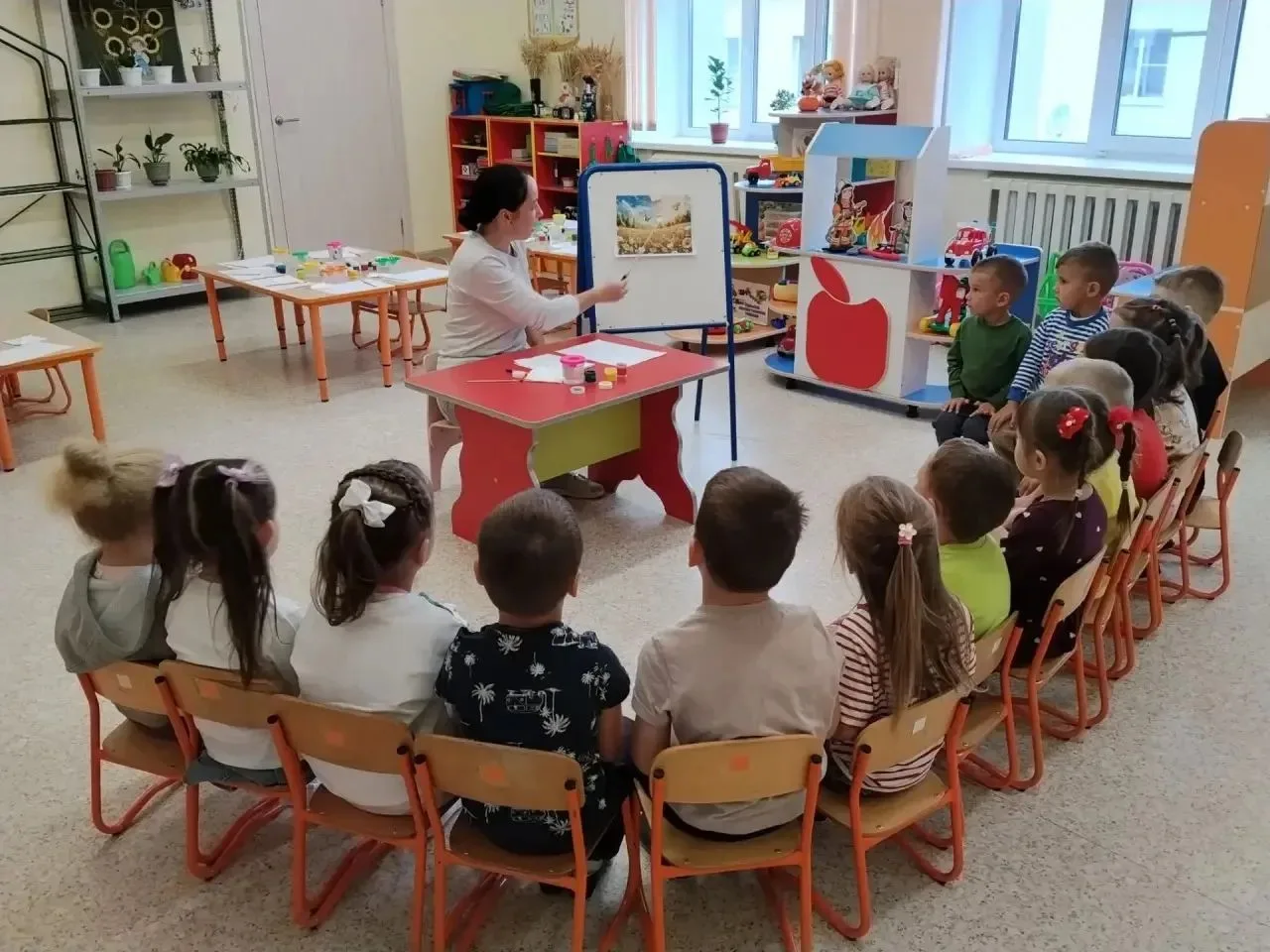 В средней группе «Мишутка»прошло необычное занятие по рисованию под названием «Нарисуй ...