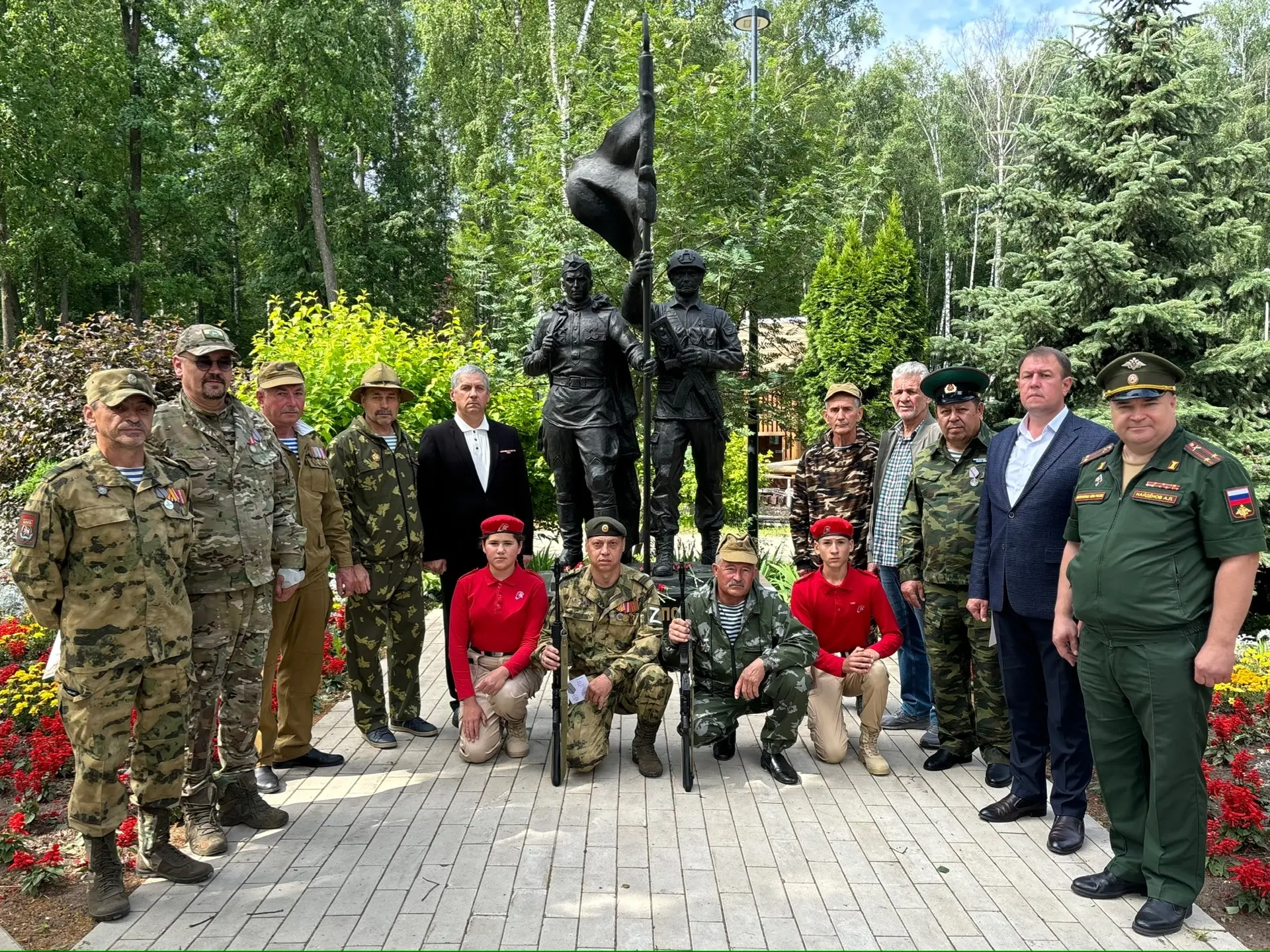 🎖️ День памяти и славы: ветераны боевых действий возложили цветы в Парке Победы