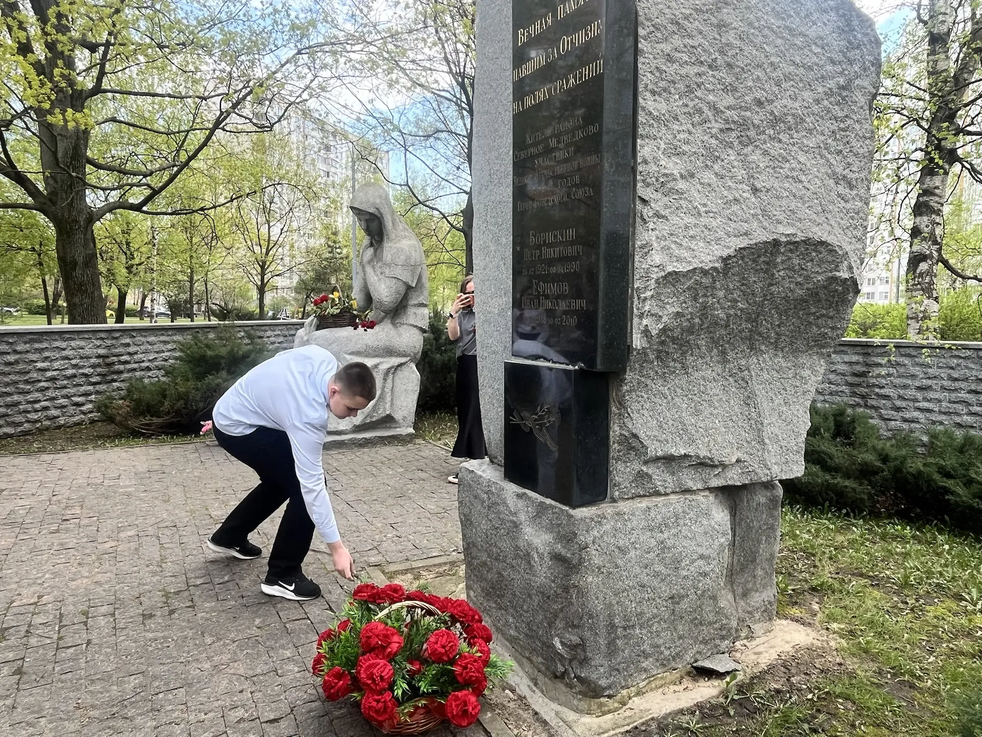 🕊️«Никто не забыт и ничто не забыто» - Горящая надпись на глыбе гранита. Поблекшими листьями ветер и