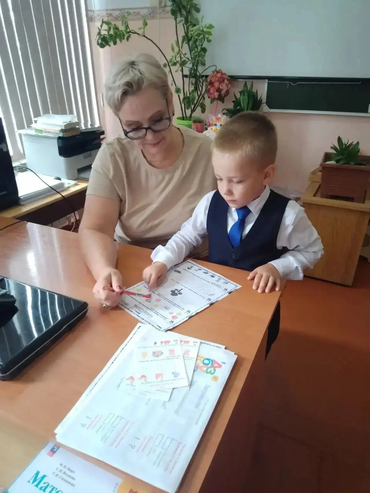Активист Движения Первых Зиголенко Денис под руководством советника директора по воспит...