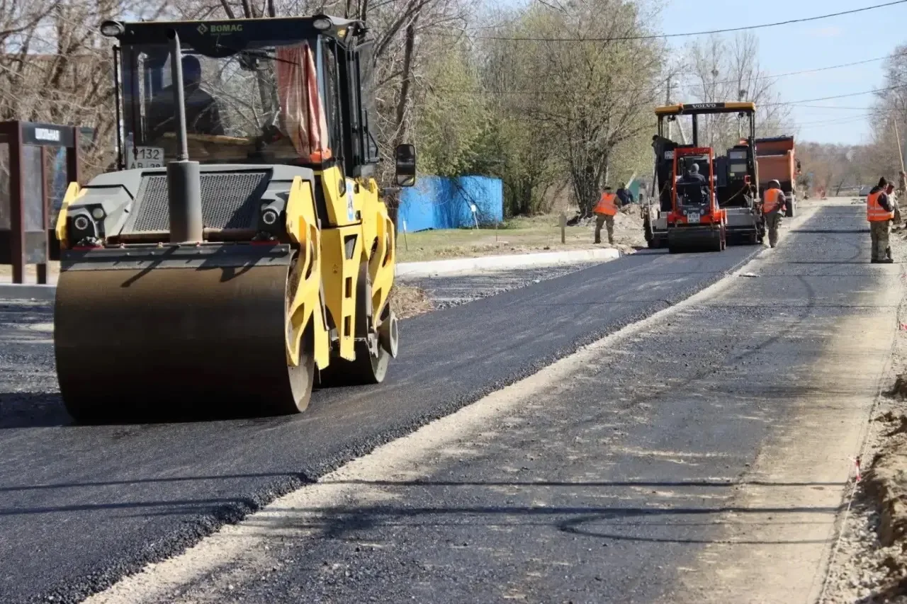 🚧 В Свободном начали укладывать асфальт на ул. Кооперативной  В городе продолжается ремонт дорожной 