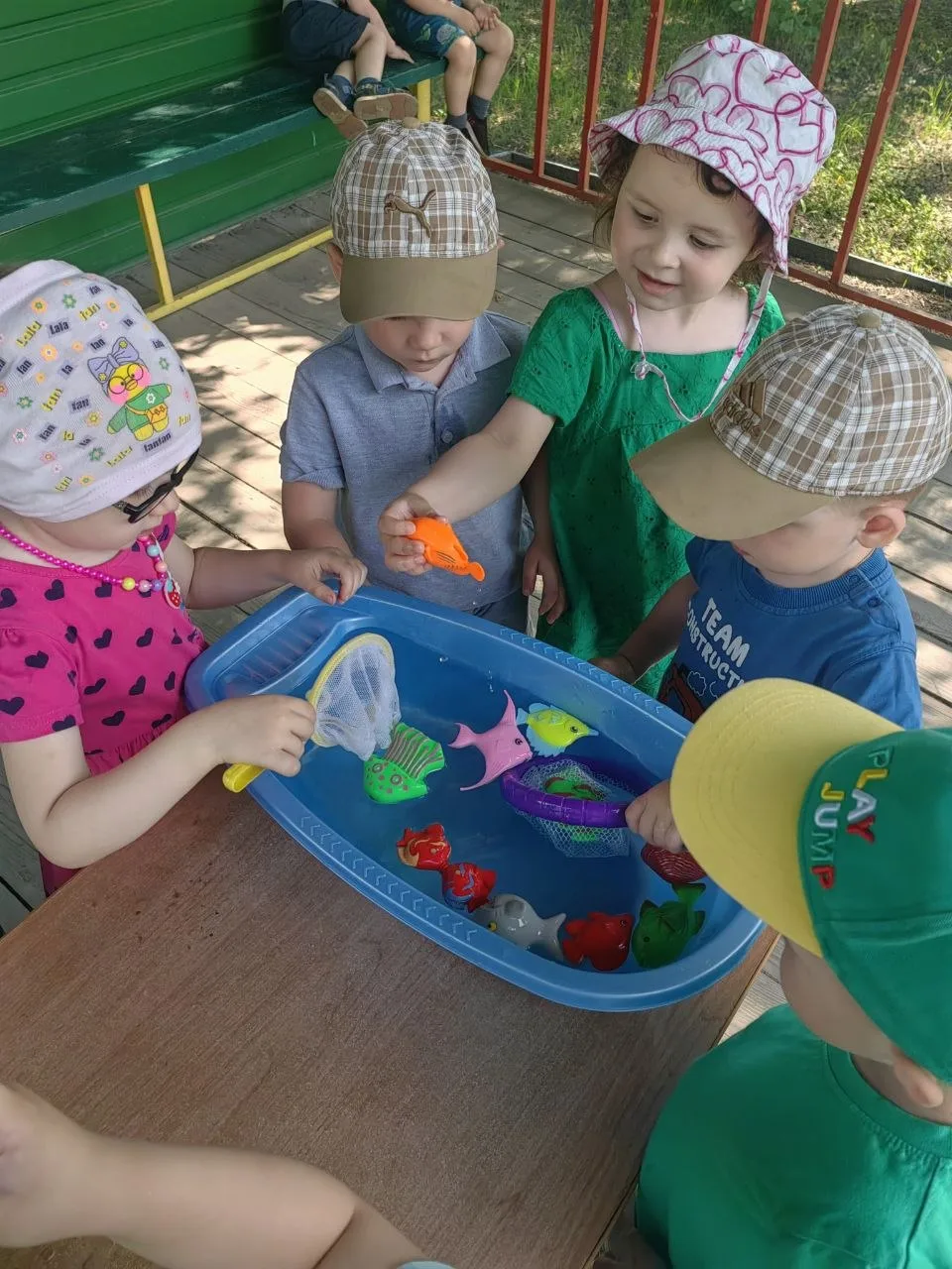 🌞В жаркие дни так и тянет к воде!💧
Сегодня наши самые маленькие ребята, взяв удочки и сачки, отпра