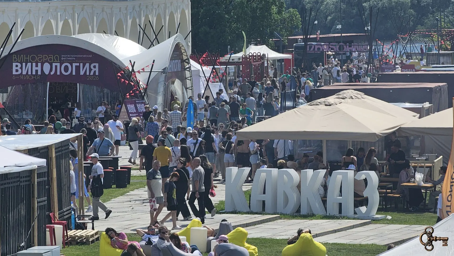 На набережной Александра Невского в районе аркады Гостиного двора проходит фестиваль «В...