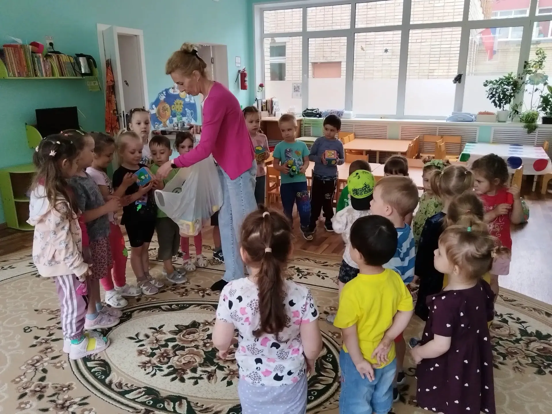 Ребята из средней группы «Ягодки» пришли в гости к малышам и подарили им игрушки, из которых уже выр