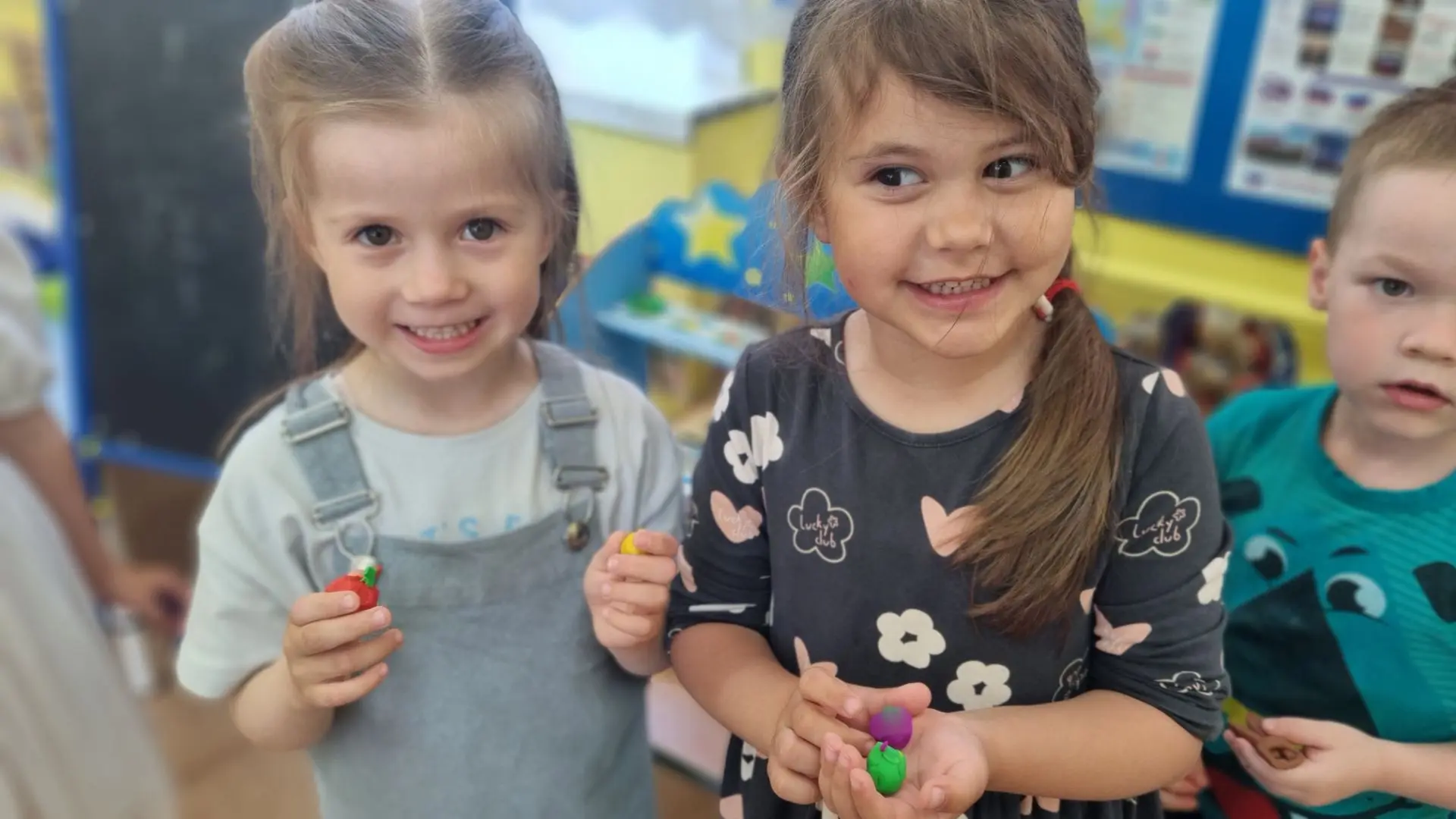 🧸 «Подарки из пластилина для лучших друзей»
Сегодня наша творческая мастерская превратилась в насто