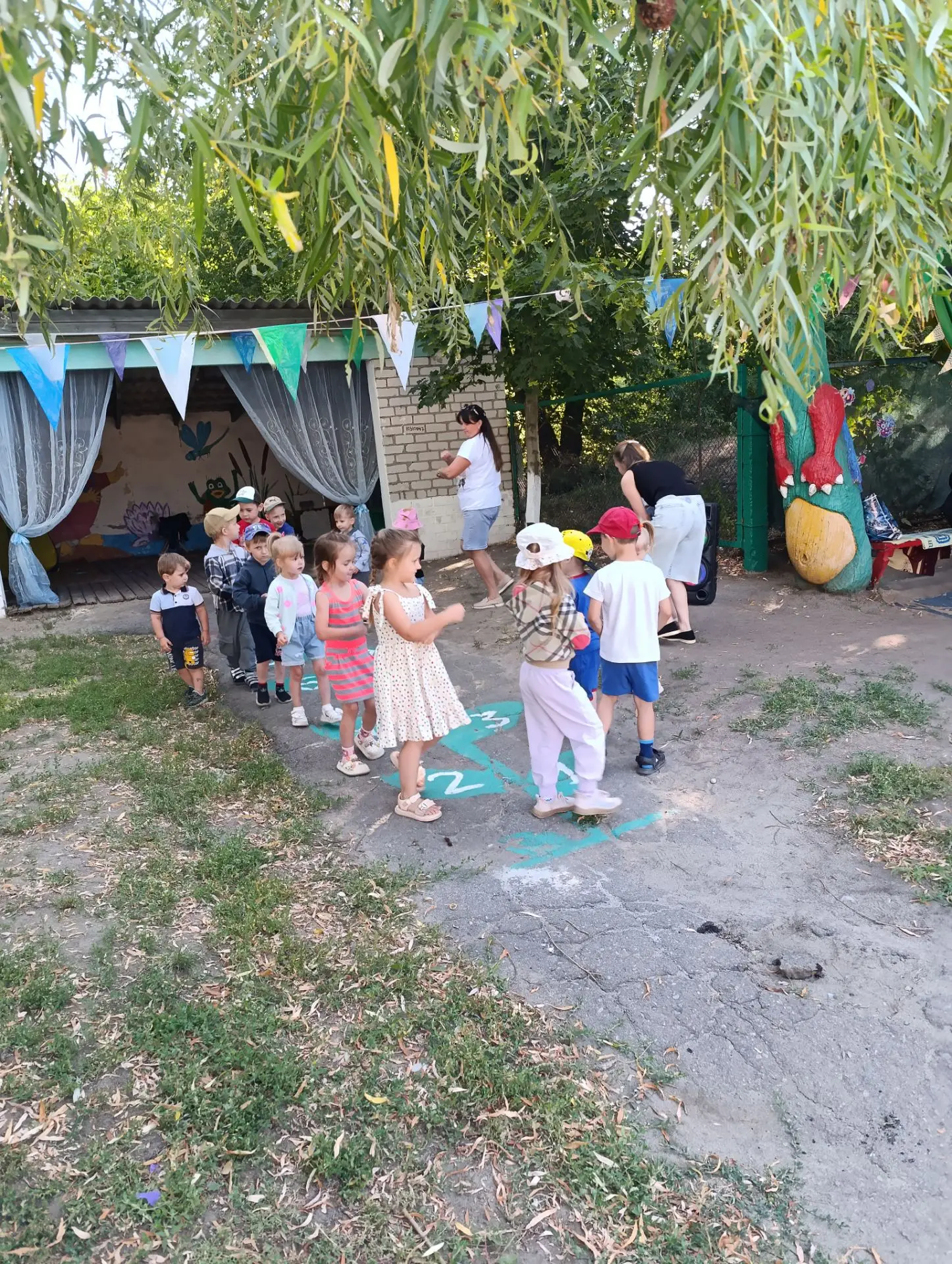 В нашем детском саду день начинается с весёлой зарядки! 😄 Малыши строятся в кружок, вк...