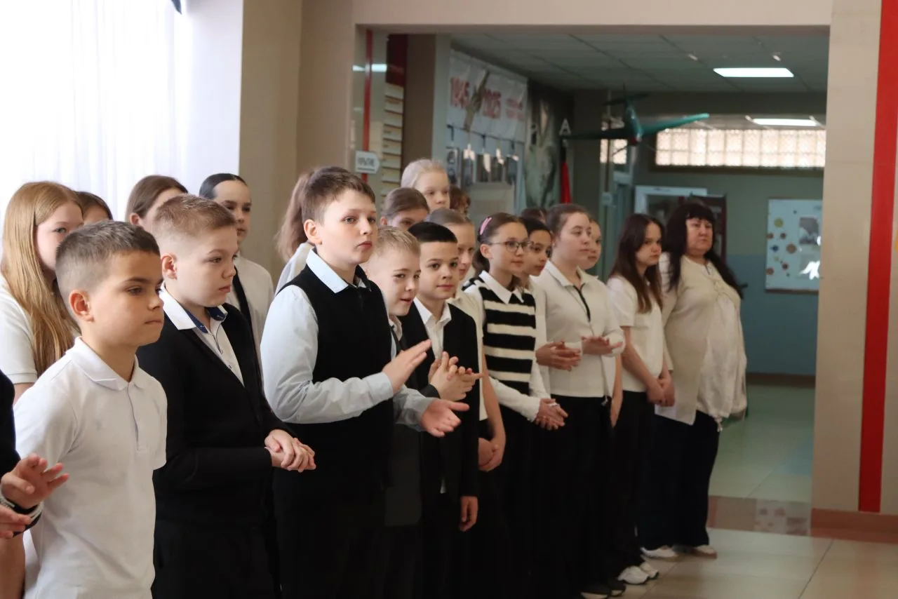 Новая учебная неделя началась с линейки для 5 классов! 🇷🇺    🙌 Знаменная группа в составе Евтушенко 
