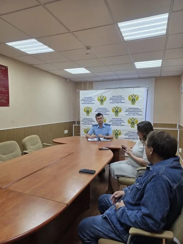 ✅ Прокурор Лабытнанги Петр Юшков совместно с социальным координатором филиала фонда поддержки участн