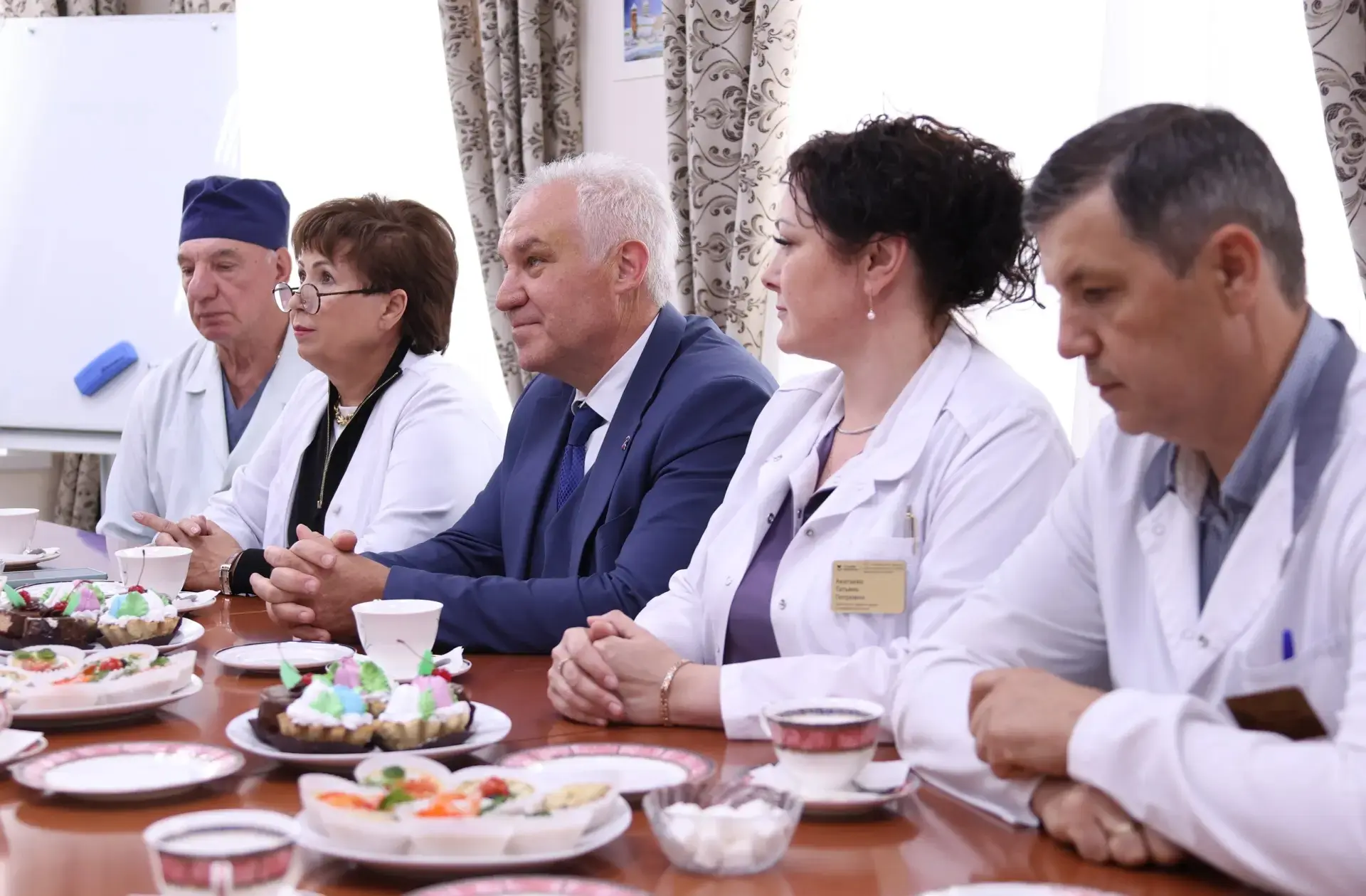 Председатель Саратовской областной Думы Алексей Антонов наградил врачей СГКБ СМП
