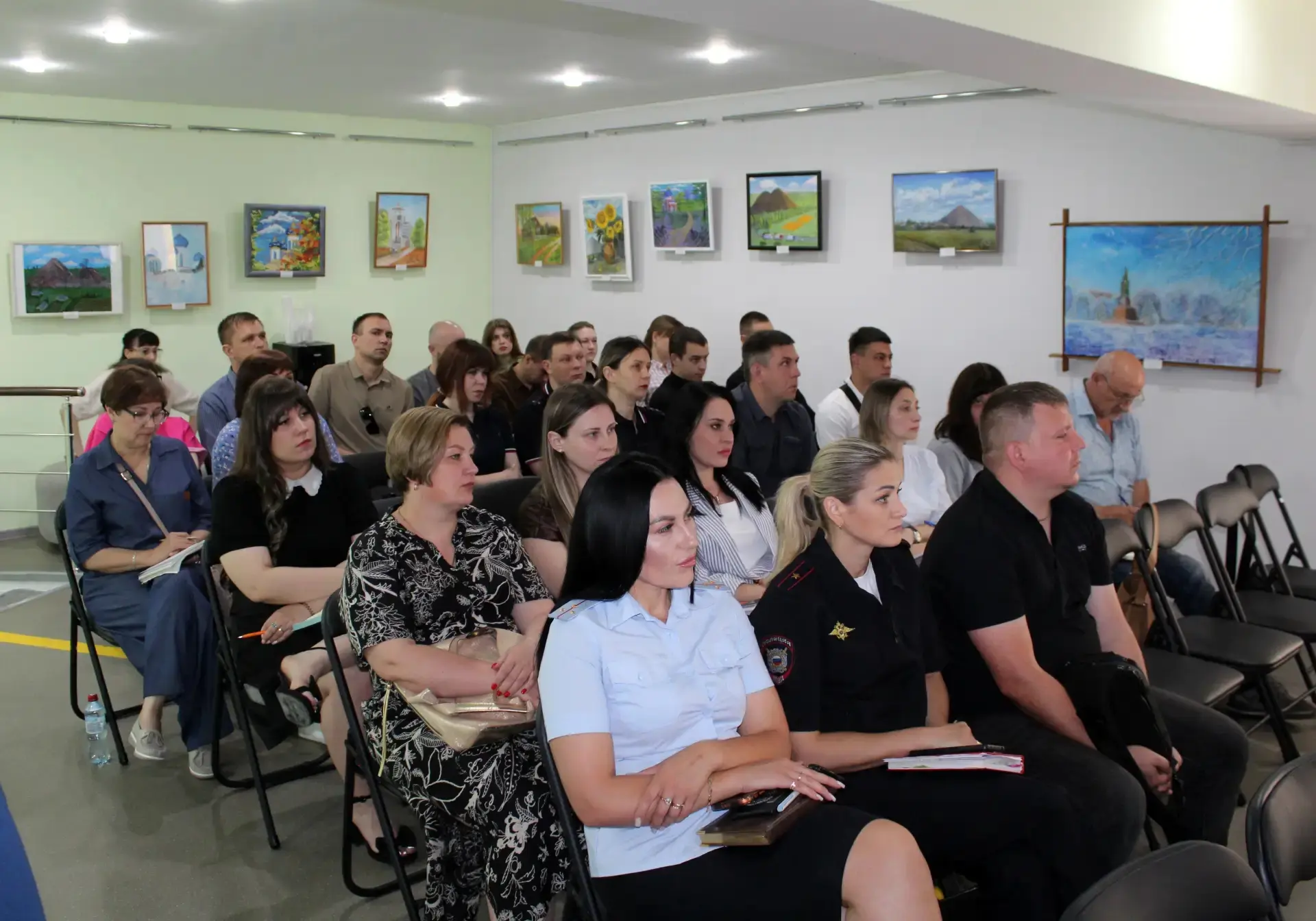 🖼Художественные работы преподавателей и учеников Краснодонской детской художественной школы в предд