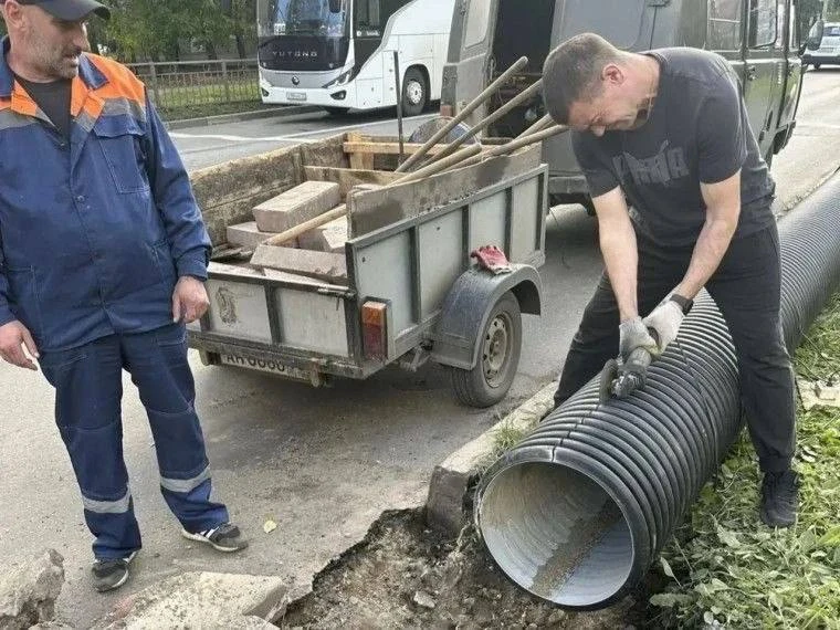 🛠️ На пересечении улиц Локомотивной и Гая начали обустраивать дополнительный водоотвод.