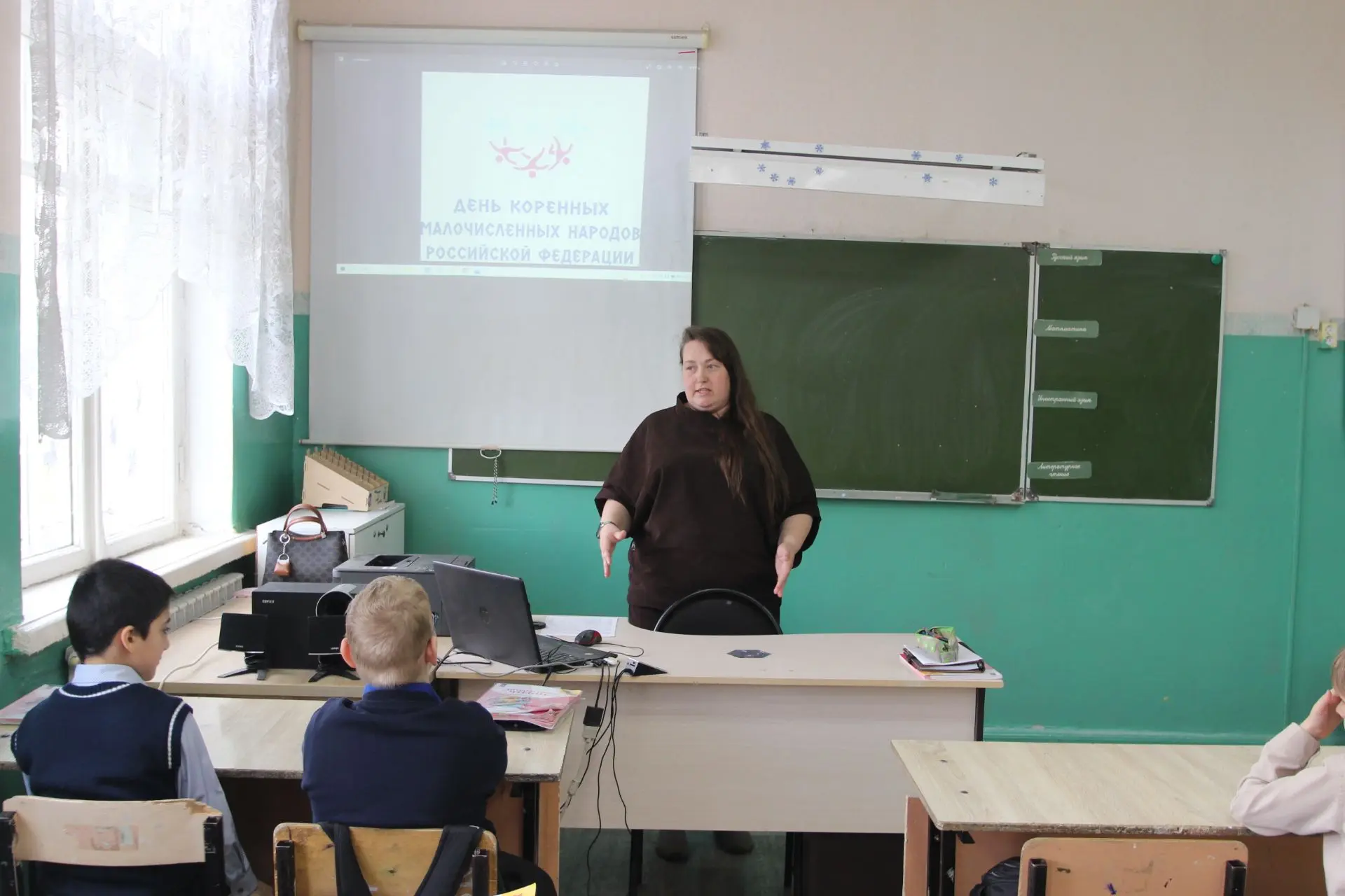 🌍 В МКОУ Семилукская ООШ № 2 прошёл народный урок «Кто живёт в нашей стране»