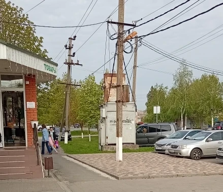🚘 Новая парковка открылась на газоне у «Золотой рыбки»  На 15-м переулке возле детского сада «Золота