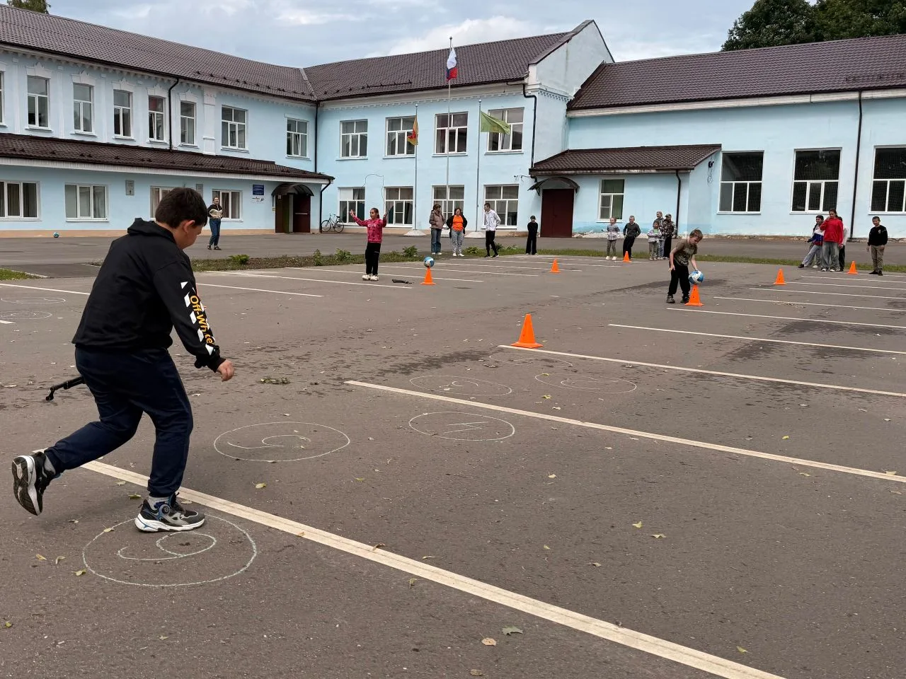 Сегодня в пришкольном лагере день был насыщен разными мероприятиями. Выполнив зарядку, ...