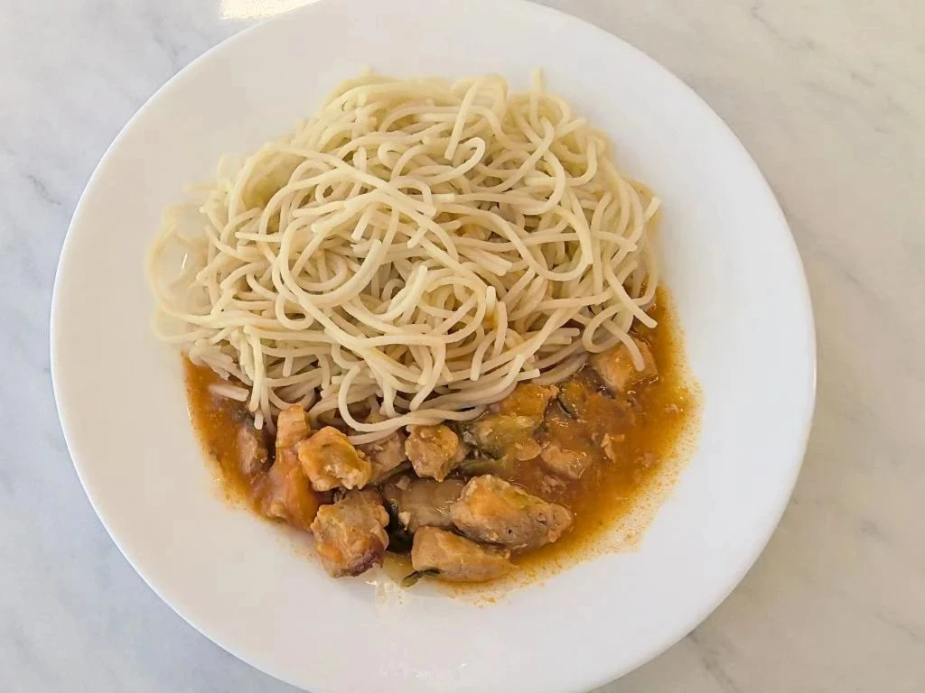#ШкольноеБлюдо   🍲Азу — традиционное блюдо татарской кухни, представляющее собой тушёное мясо с овощ