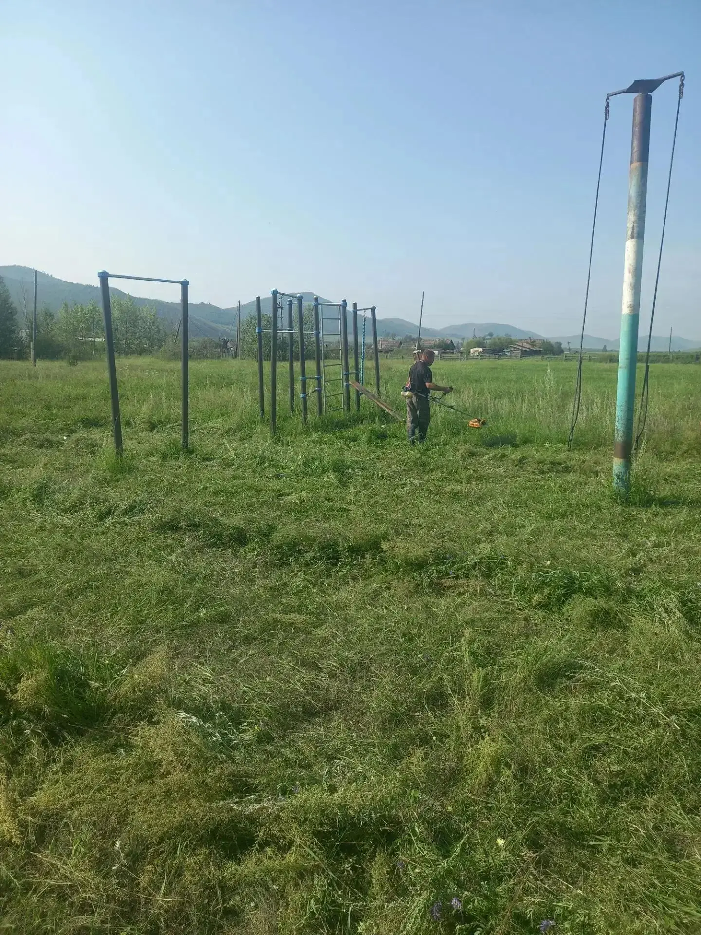 п.Турга покос травы на стадионе.