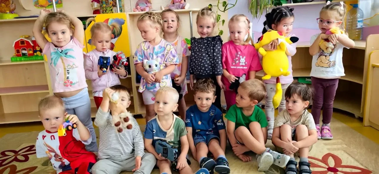 В рамках темы недели, сегодня провели беседу " Моя любимая игрушка" малыши принесли сво...