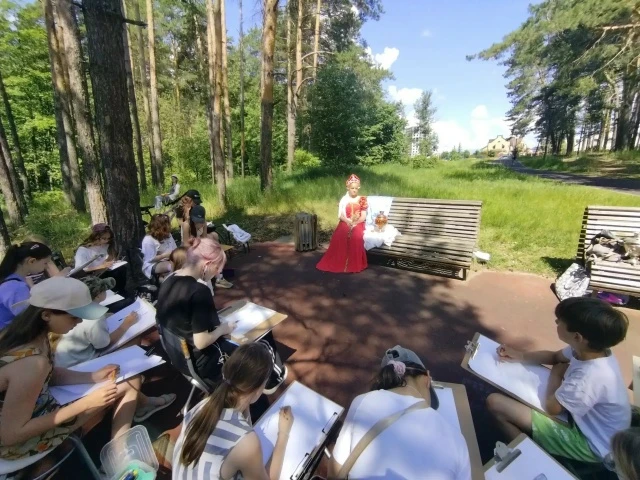 В Рыба-парке прошёл костюмированный пленэр, посвящённый Дню России и Году единства народов России.

