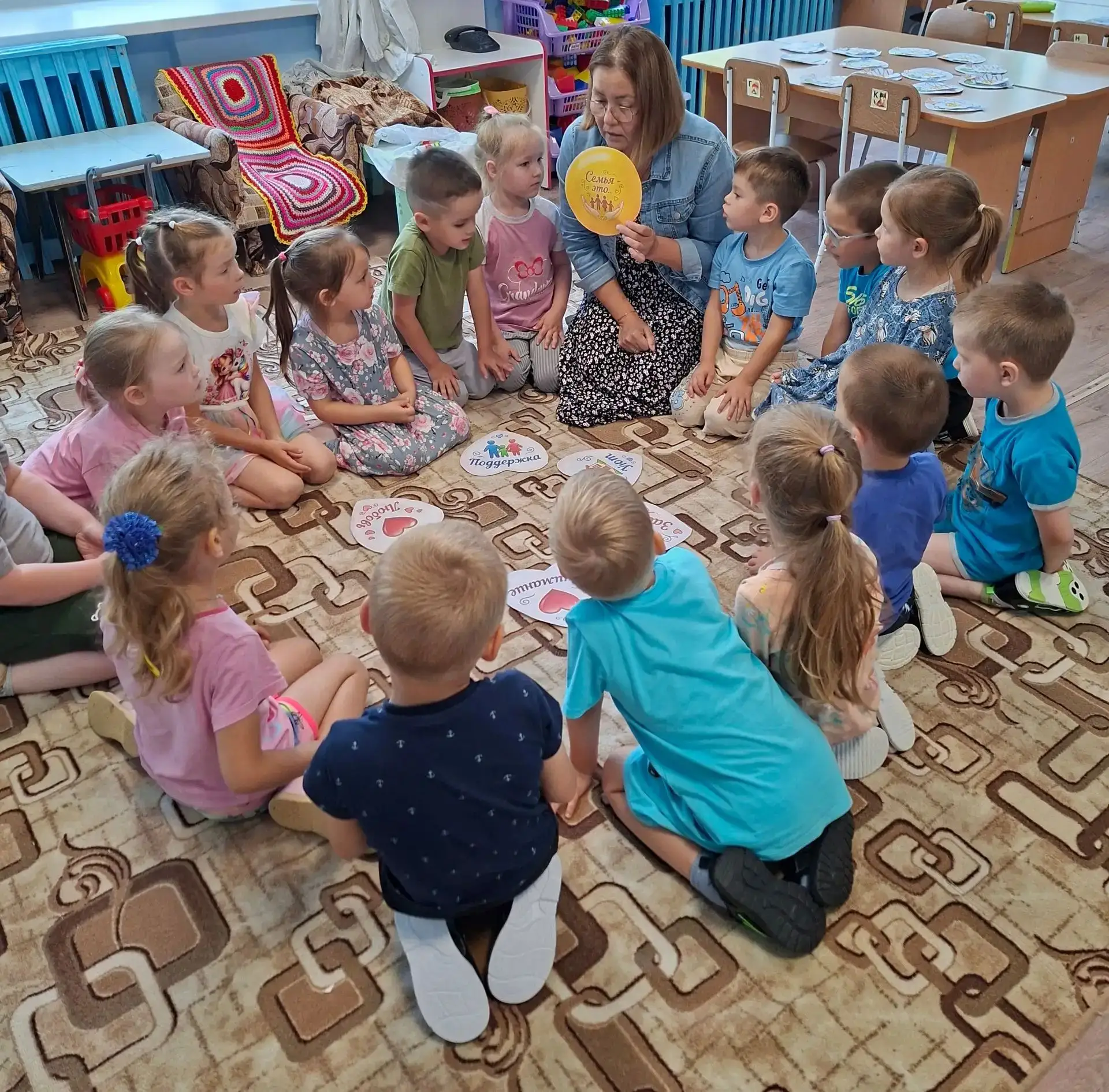♥       Семья в жизни человека занимает очень большое место. Воспитание любви и уважения к членам се