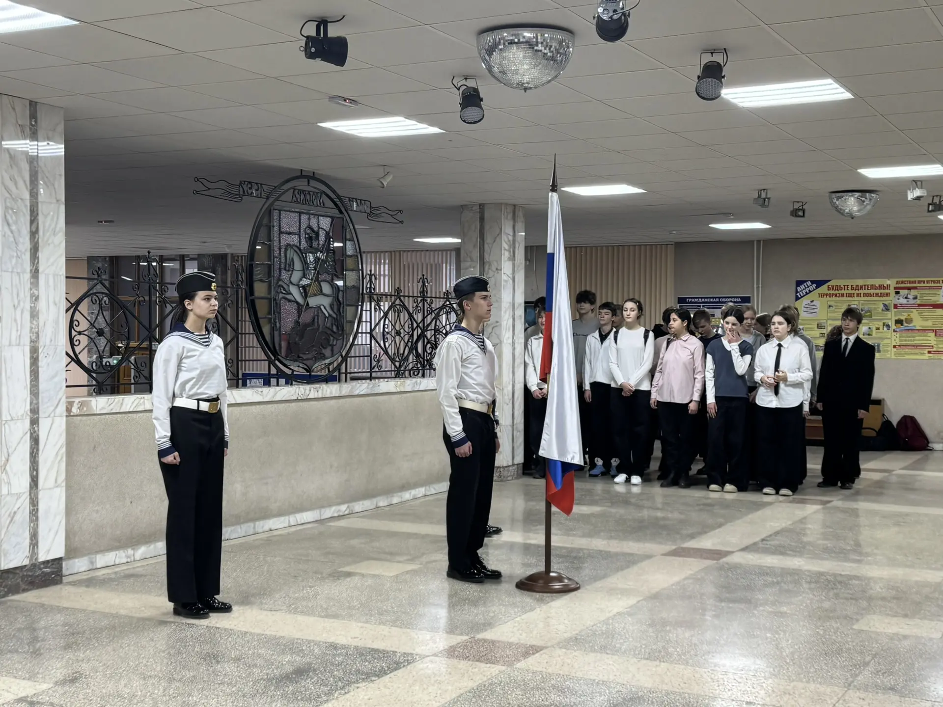 🇷🇺Наша неделя традиционно началась с поднятия флага и исполнения гимнов  На линейке ребята узнали о 