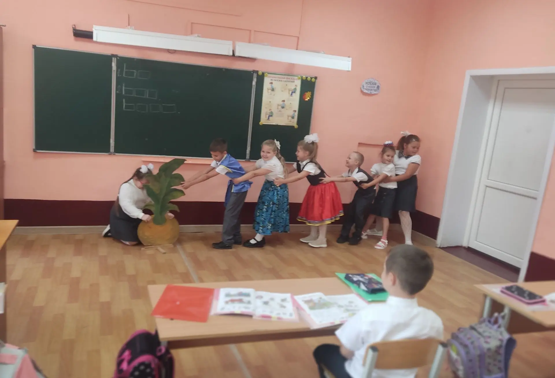 На уроке обучения грамоте наши юные таланты — ученики 1а класса под руководством классн...