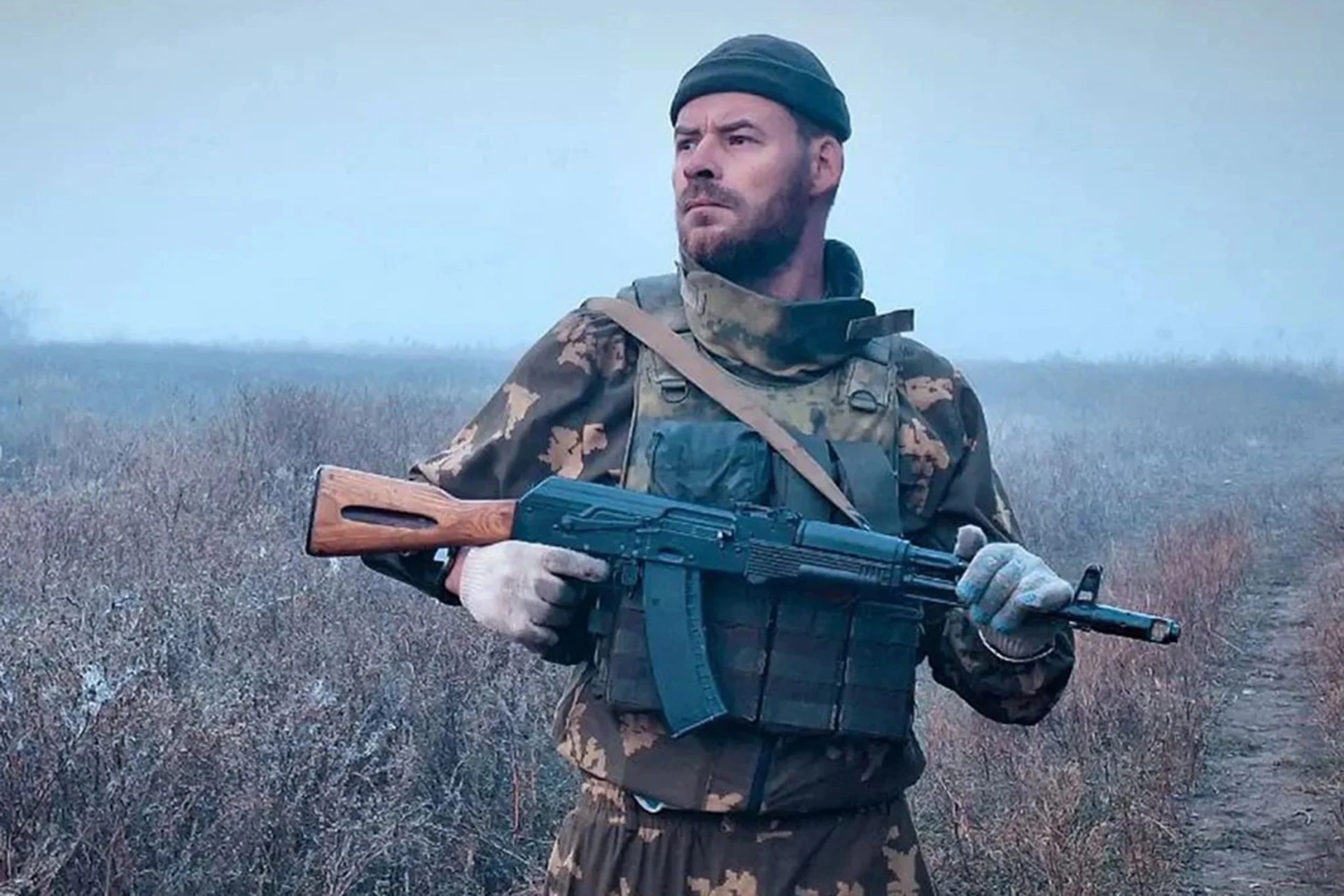 На боевых задачах бойцы черпают вдохновение  Бас-гитарист Падре до мобилизации более 15 лет работал 
