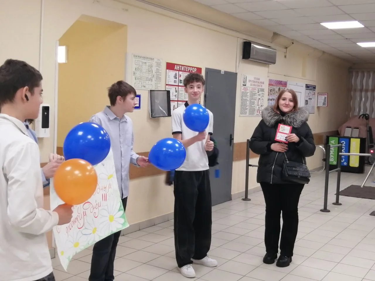 "Милые леди, прекрасные дамы! Бабушки, дочки, сестрички и мамы! Все вы красавицы, все вы богини, Все