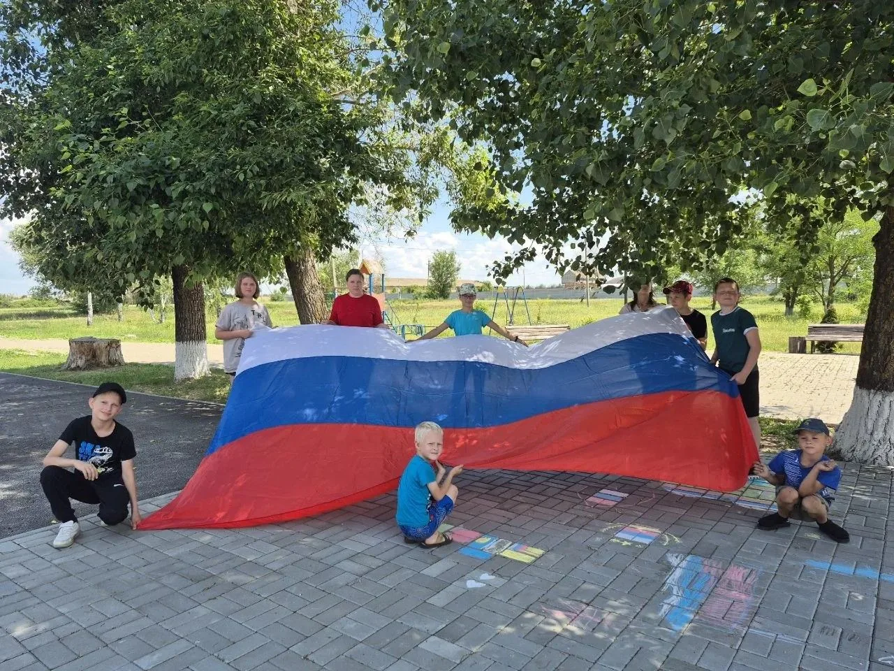 «За что я люблю Россию?» — на этот важный вопрос каждый ответил по-своему... красками на асфальте.
Р