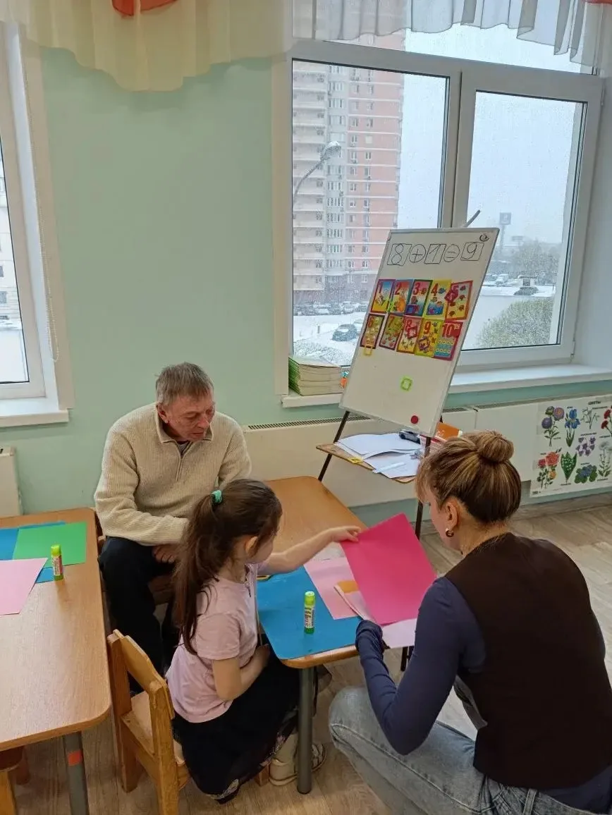 В нашей школе прошёл трогательный и очень важный мастер-класс по изготовлению гвоздики ко Дню Победы