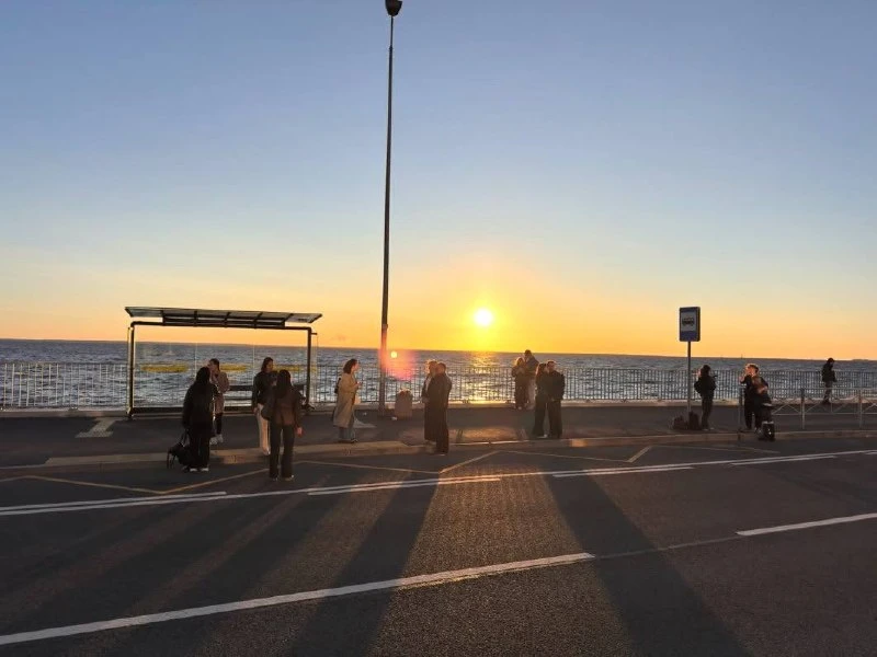 🌇Петербуржцы выстраиваются в очередь, чтобы сделать фото с популярной остановкой.