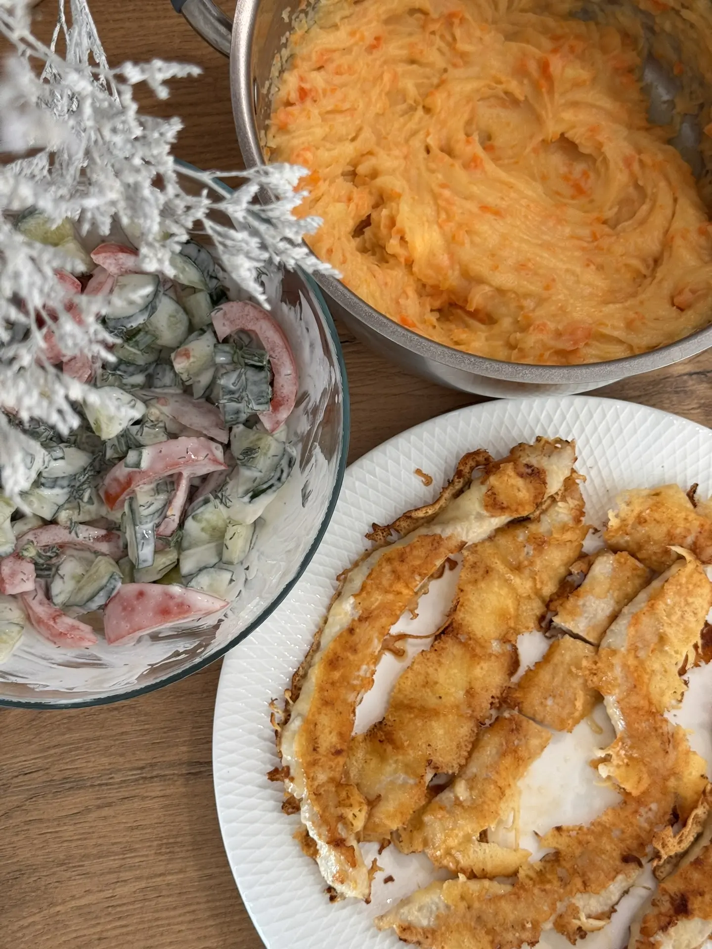 Обед приготовлен 👌🏼 Сделала картофельное пюре и морковь + стрипсы с сыром + салат.  Заказала доставк