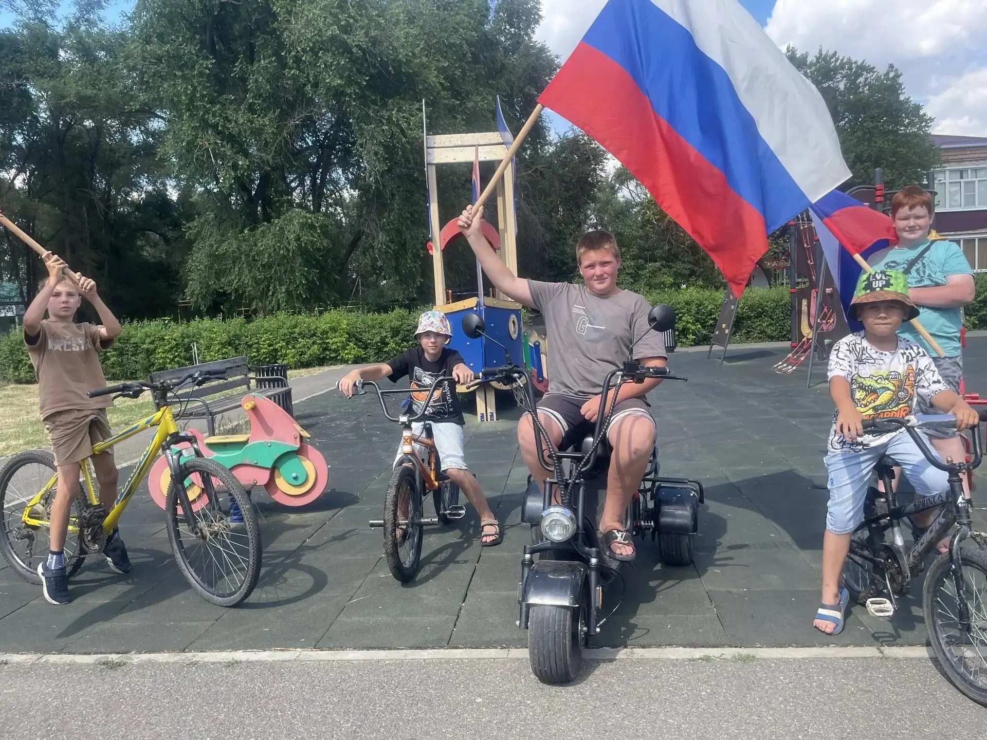 Сегодня в ДК п. Большевик прошла акция в поддержку президента Российской Федерации и сп...