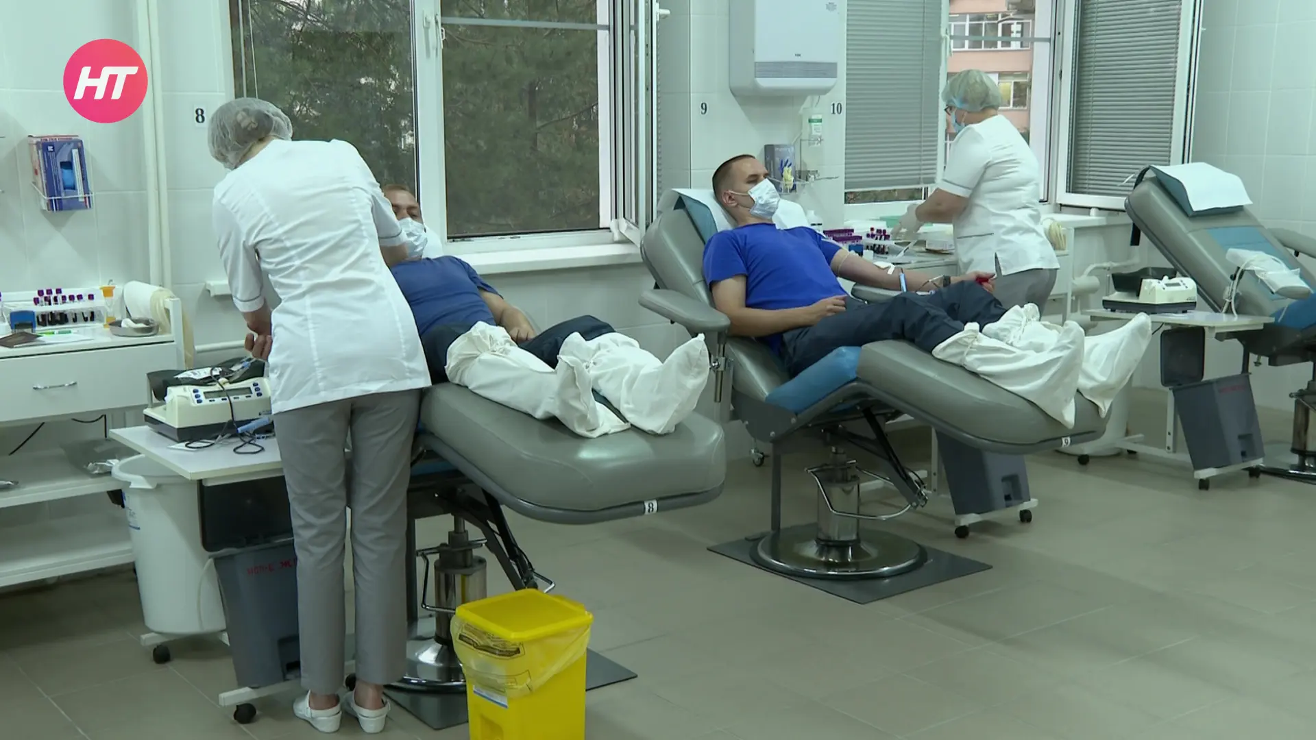 Новгородские сотрудники МЧС сдали кровь на областной станции переливания