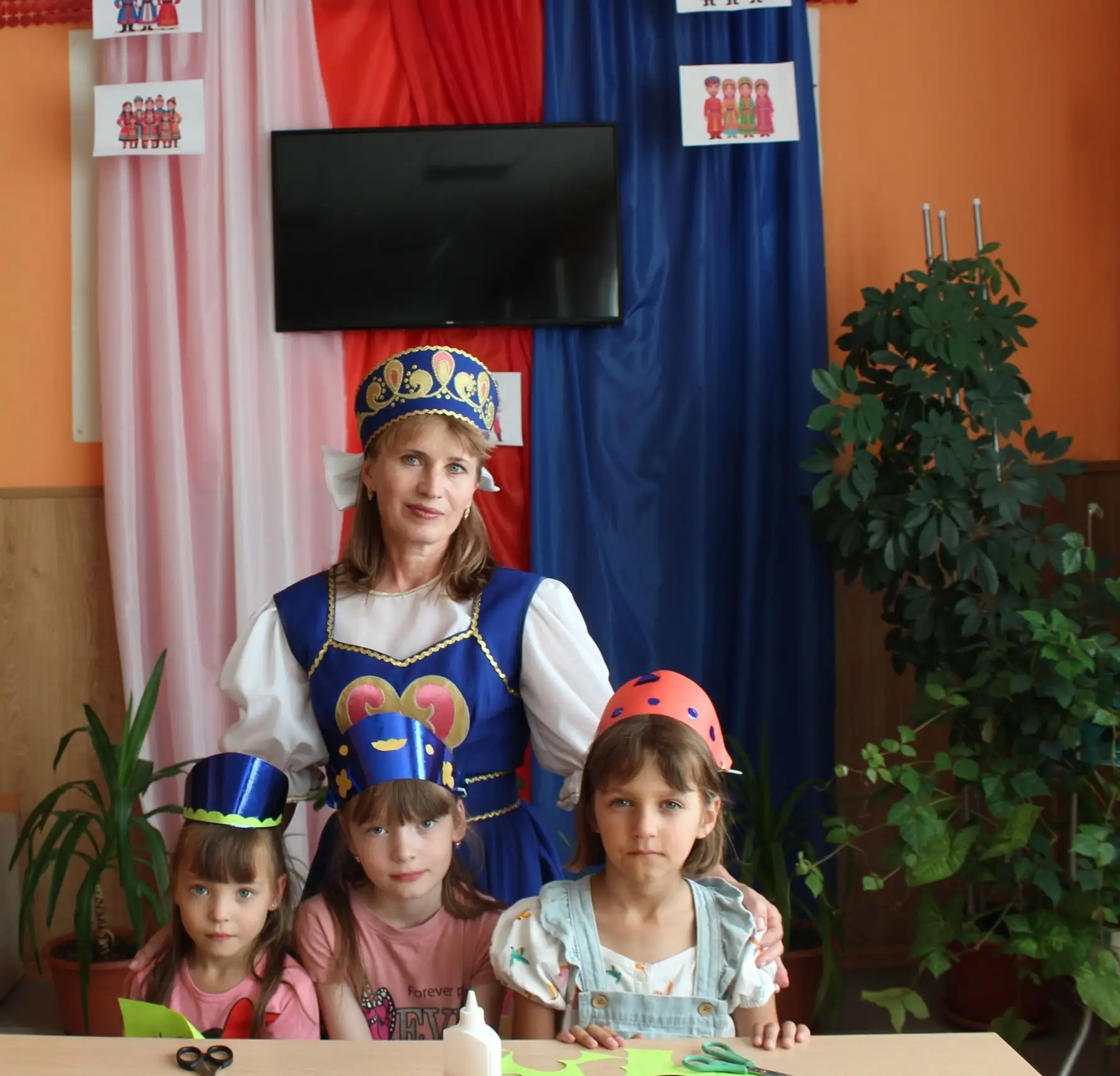 У цариц - короны!...  короны у царей!....