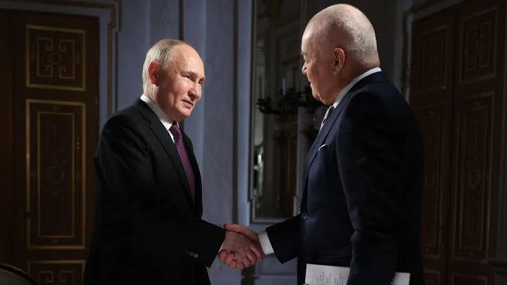 При всем уважении к Путину и измеряемой высокой общественной поддержке, возникает ощуще...