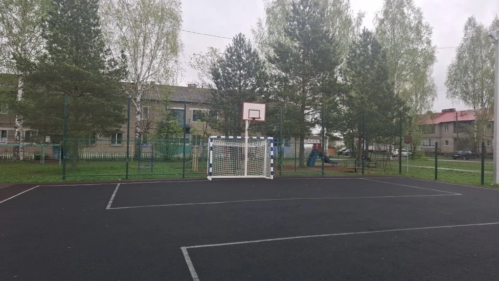 Продолжается подготовка спортивных объектов к лету☀️. На площадке на улице Комсомольско...