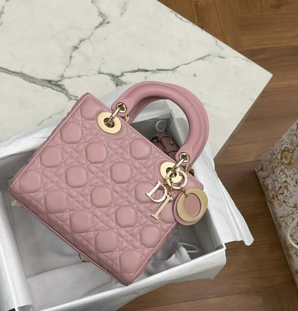 🤩 DIOR PINK MOOD 


😍 Очень красивый розовый  🩷

DIOR LADY BAG small 

Полный комплект бутика 🎁
