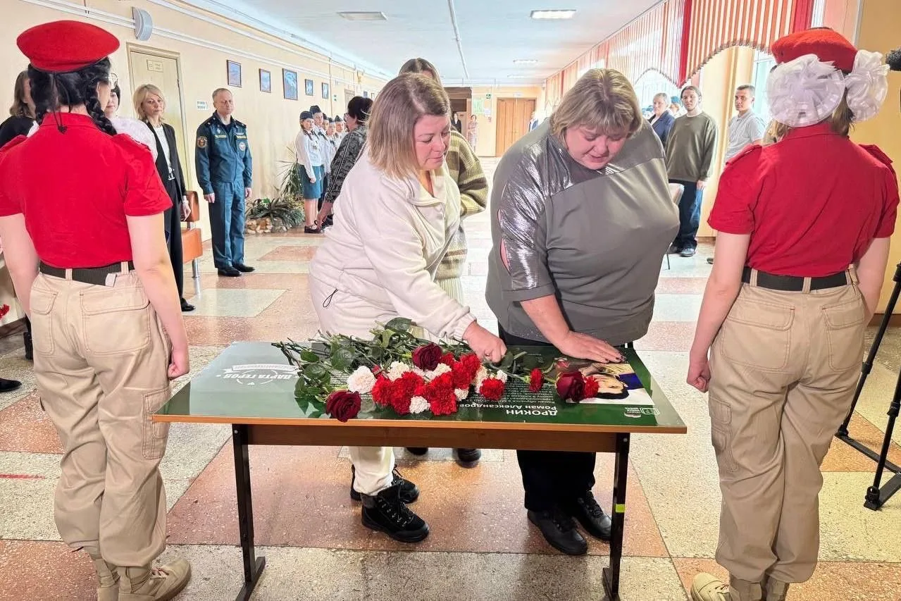 🇷🇺Главным и важным событием этой недели стало торжественное открытие "Парты Героя" в МБОУ СОШ13.    