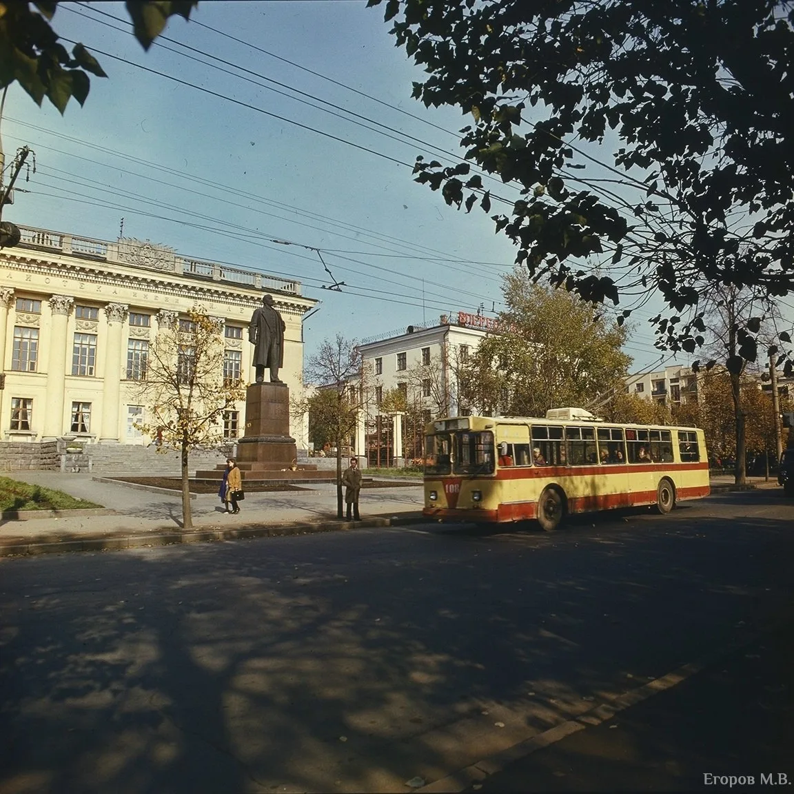 Улица Советская, библиотека им. Ленина, фото середины 1980-х