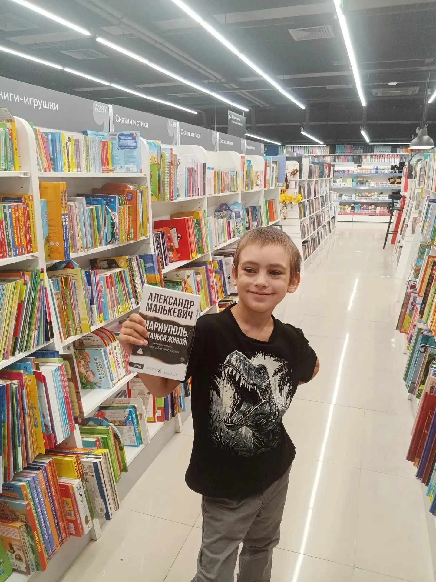 📚📸 Книга, объединяющая поколения

Продолжаю делиться вашими фотографиями с книгой «Мариуполь. Оста