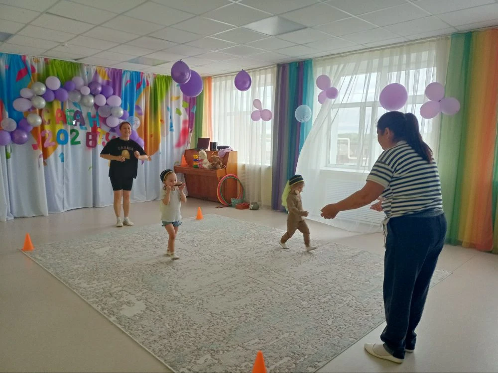 Сабантуйлар гөрли бакчабызда. Кем йөгерә, ә кем узыша. Бер хәтирә булып сакланырлык, со...