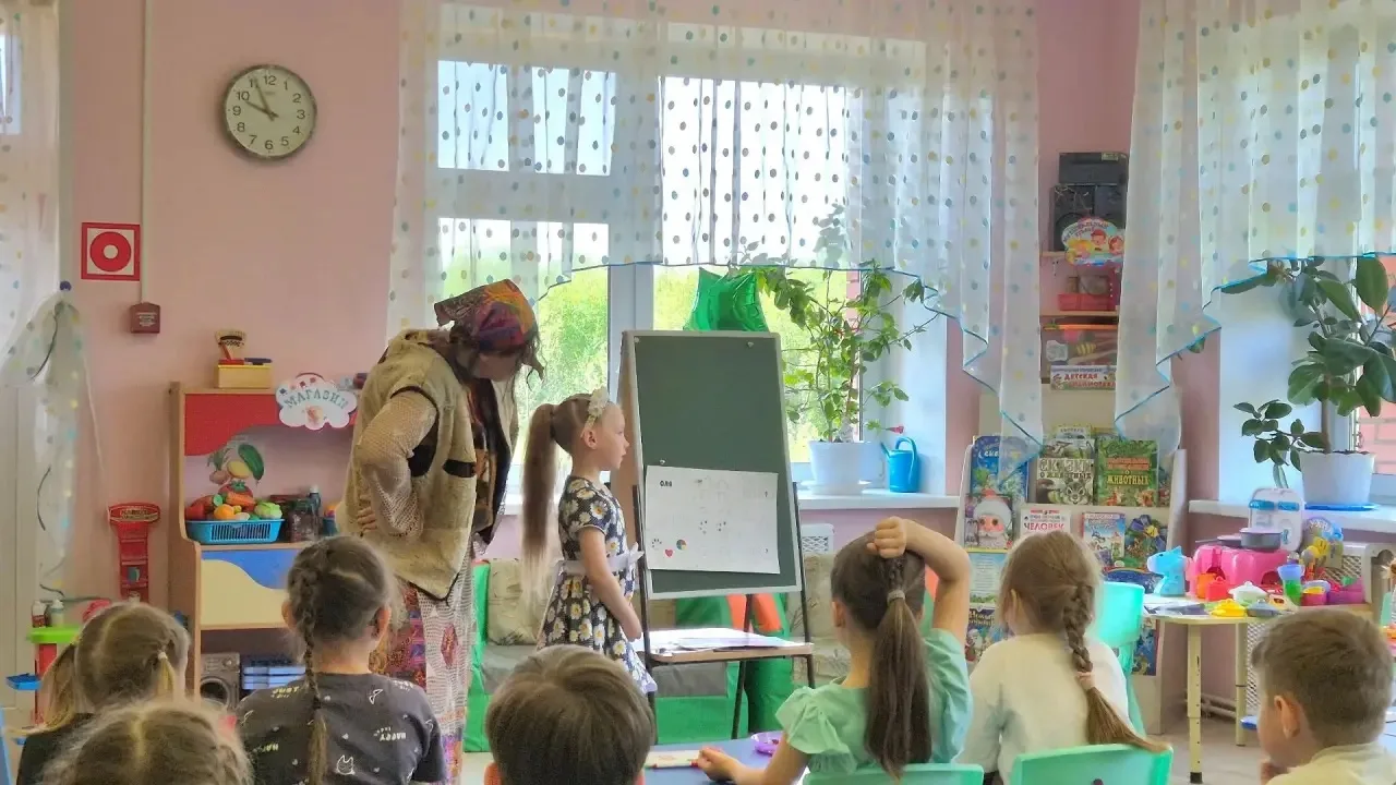 В группе "Знайки" прошло итоговое занятие. В гости к ребятам заглянула Баба Яга, она спрятала волшеб