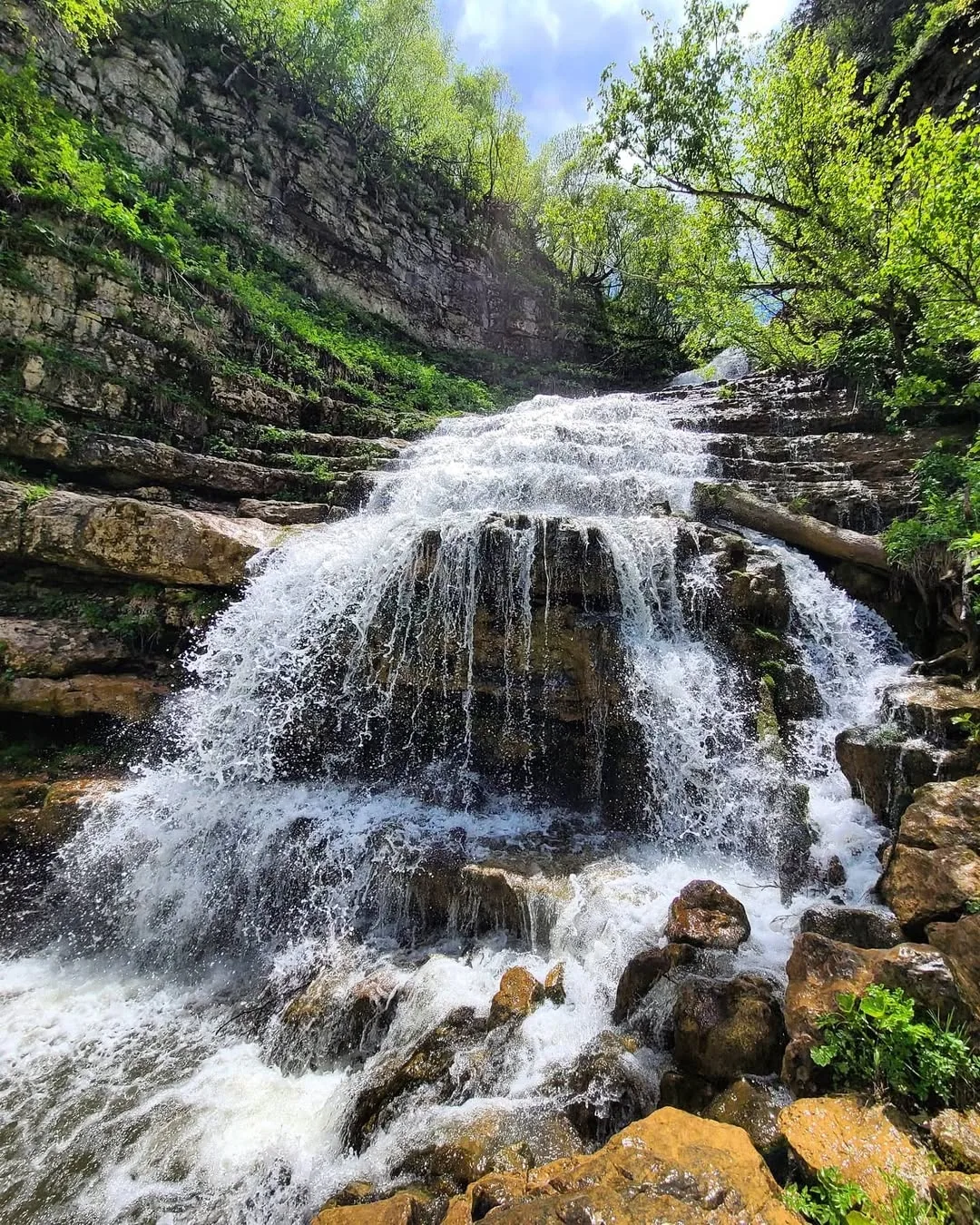 Водопад «Ступени мудрости» на плато Лаго-Наки в Адыгее  Курджипские водопады, в народе прозванные «С