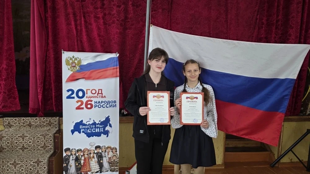 Неделя началась традиционной линейкой поднятия флага Российской Федерации и исполнения ...