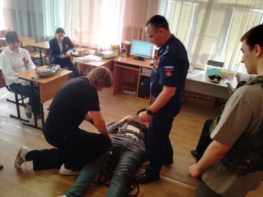 Небо, парашюты и реальная служба 🪂  В канун Дня Победы  у  10-х и 11-х классов прошёл не просто Урок