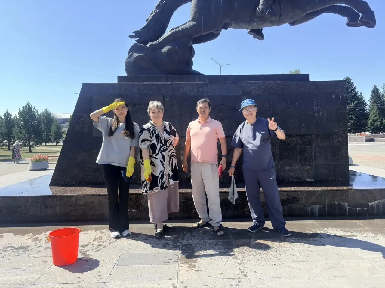 Отмыли памятник Тувинским добровольцам
