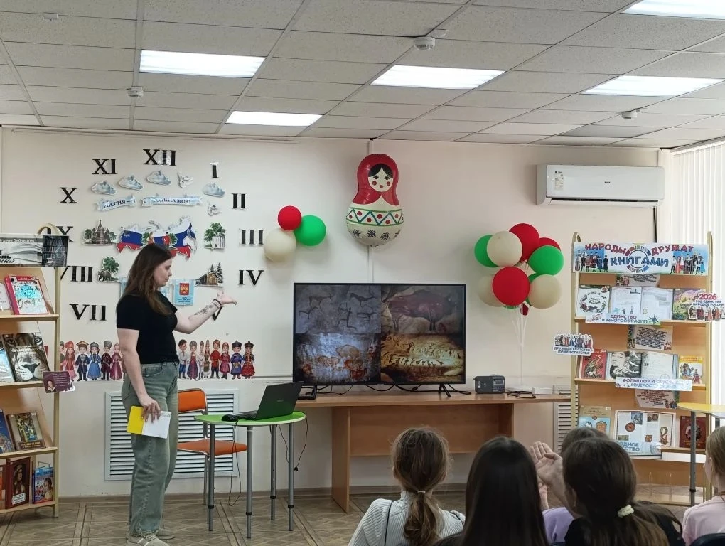 📚 3Д класс — в прошлое через знания!  Наши третьеклассники побывали в Медиацентре детской библиотеки